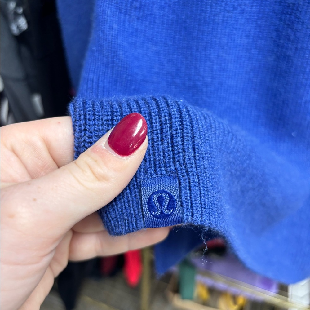 Lululemon sweater size 6 - Picture 3 of 3